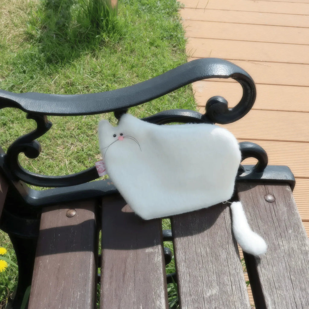 aeong Short-haired Cat Pouch (Black / White)