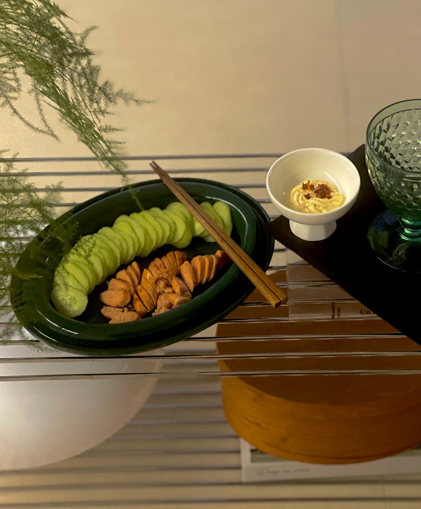 Foodle Oval Dome: Reversible Tableware