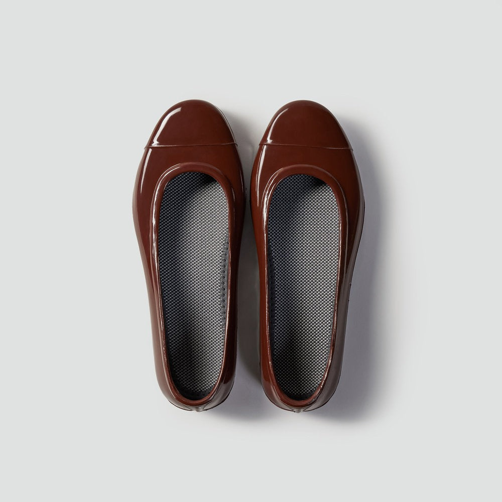 Classic Gomusin: Traditional Korean Rubber Shoes