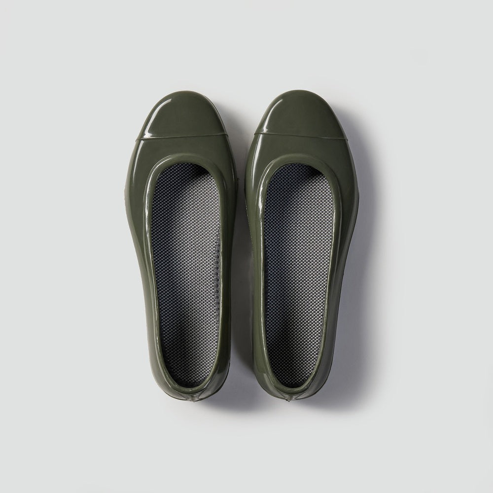 Classic Gomusin: Traditional Korean Rubber Shoes